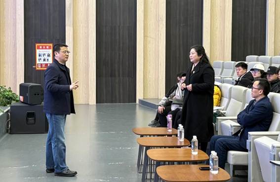 互動環(huán)節(jié)我校趙敏老師與段宇鋒教師交流 互動環(huán)節(jié)我校趙敏老師與段宇鋒教師交流